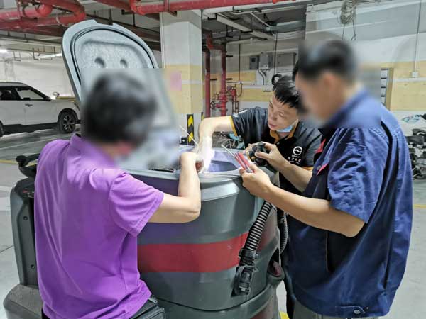 洗地车的安全使用知识及维护保养